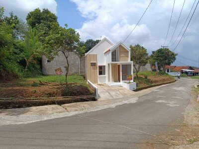 Rumah Pinggir Jalan Bandung Timur, Lingkungan Asri dan Tenang